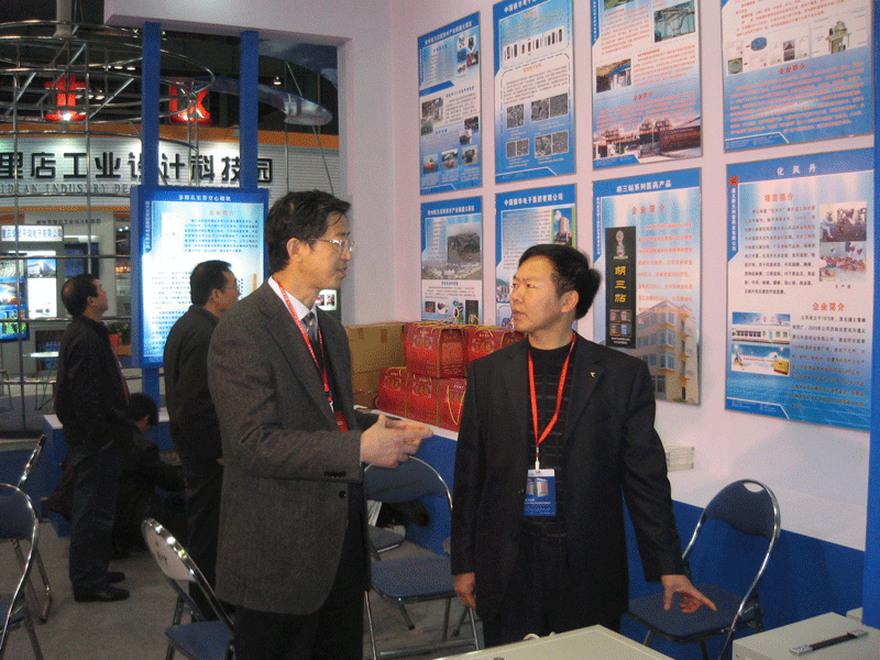 重慶高交會上，貴州省科技廳黨組成員、副廳長茍渝新和本公司總經理親切交談